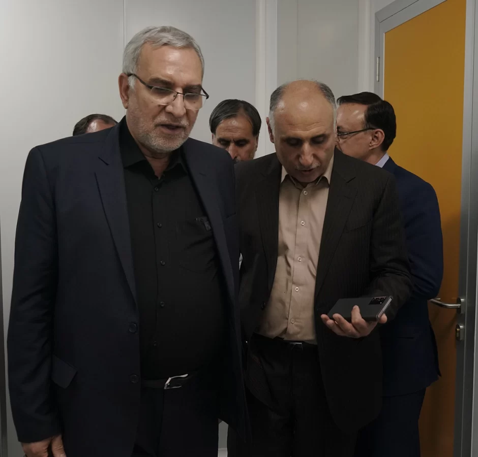 وزیر بهداشت و دکتر هانی قربان زاده در خط تولید